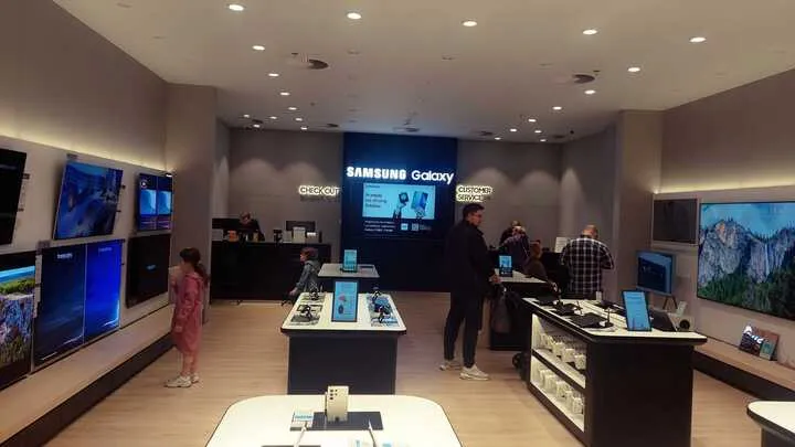 Stoisko Plenti w salonie Samsung Brand Store