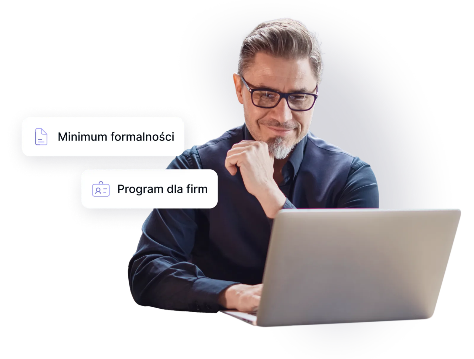 Partner PlentiPartners przy laptopie, obok plakietki „Minimum formalności” i „Program dla firm”